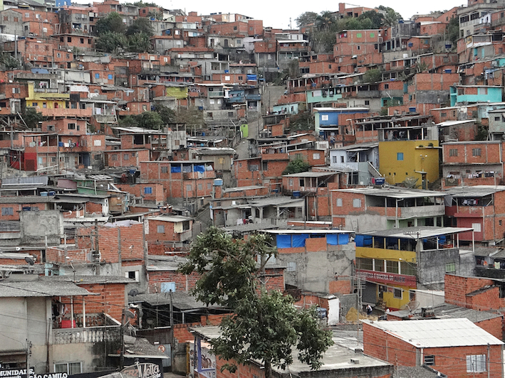 La favela du quartier ‘Jardim São Camilo’ au Brésil Crescer Favela Jardins Sao Camilo