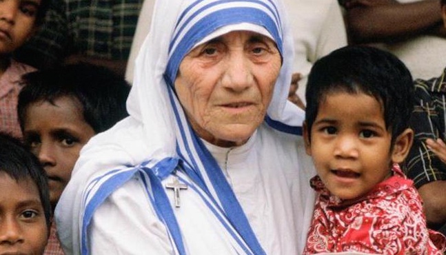 mere teresa avec enfants